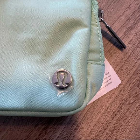 NWT Lululemon Light Green Everywhere Crossbody Bag - Picture 4 of 8